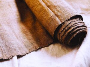 Конопляная ткань, одно из старейших изделий из растительных волокон, сегодня снова возвращается на передний план благодаря своей удивительной устойчивости, комфорту и экологической чистоте